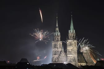 Die Lorenzkirche in Nürnberg mit Feuerwerk: Zum Jahreswechsel ist dort privates Feuerwerk verboten.