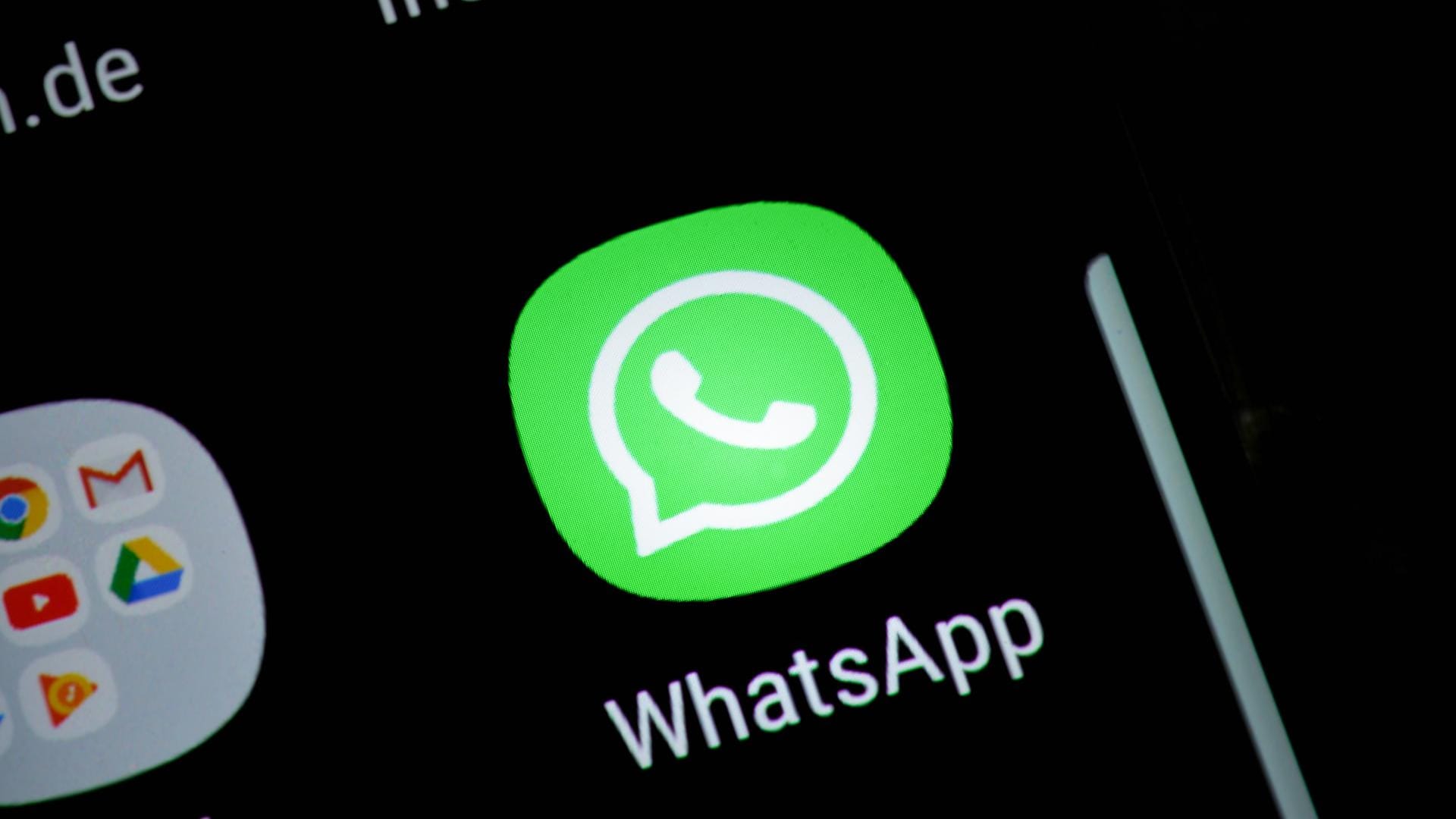 Das Logo von WhatsApp auf einem Smartphone: Oft werden neue Funktionen getestet.