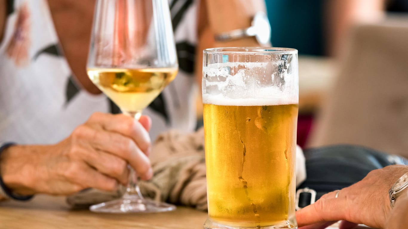 Bier und Wein trinken: Laut eines Sprichworts sollten Sie nicht Bier auf Wein folgen lassen.