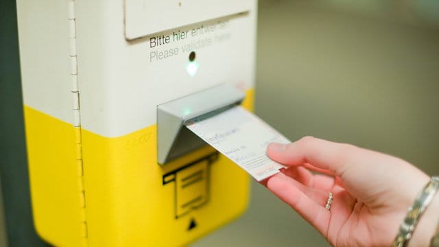 2020 müssen Fahrgäste in mehreren Bundesländern Preiserhöhungen im öffentlichen Nahverkehr verkraften. 2020 müssen Fahrgäste in mehreren Bundesländern Preiserhöhungen im öffentlichen Nahverkehr verkraften.