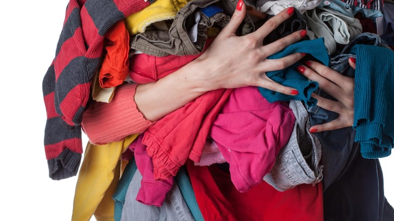 Wäschehaufen: Handelsketten wie Rewe oder dm kooperieren mit Online-Wäschereien. (Symbolbild)