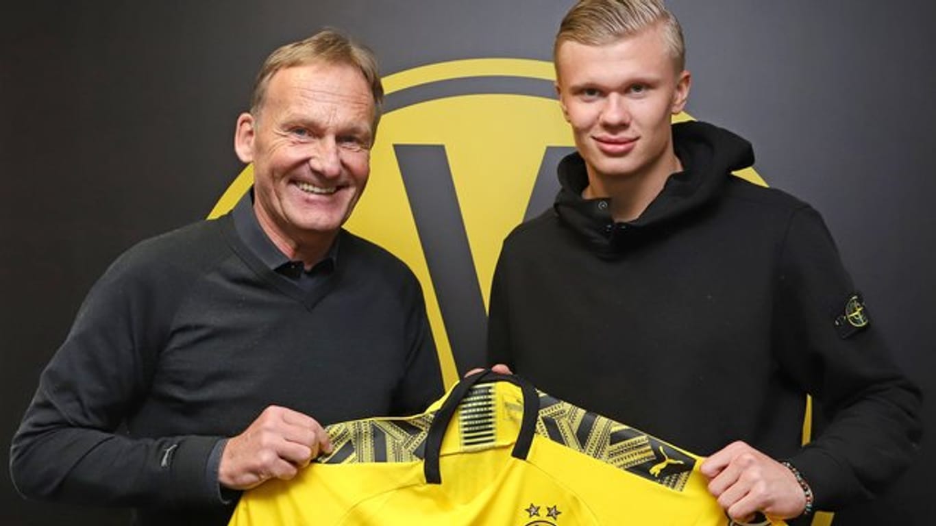 BVB-Boss Hans-Joachim Watzke übergibt Neuzugang Erling Haaland das Trikot von Borussia Dortmund.