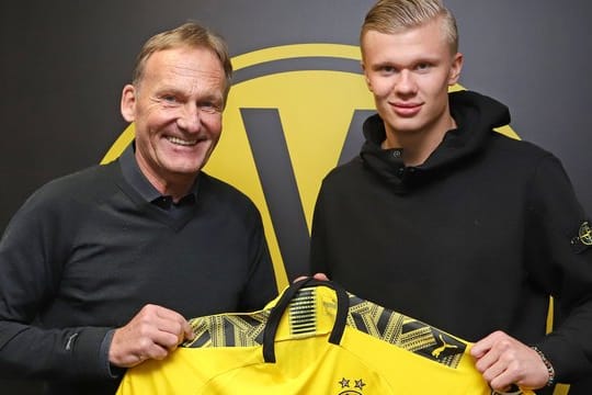 BVB-Boss Hans-Joachim Watzke übergibt Neuzugang Erling Haaland das Trikot von Borussia Dortmund.