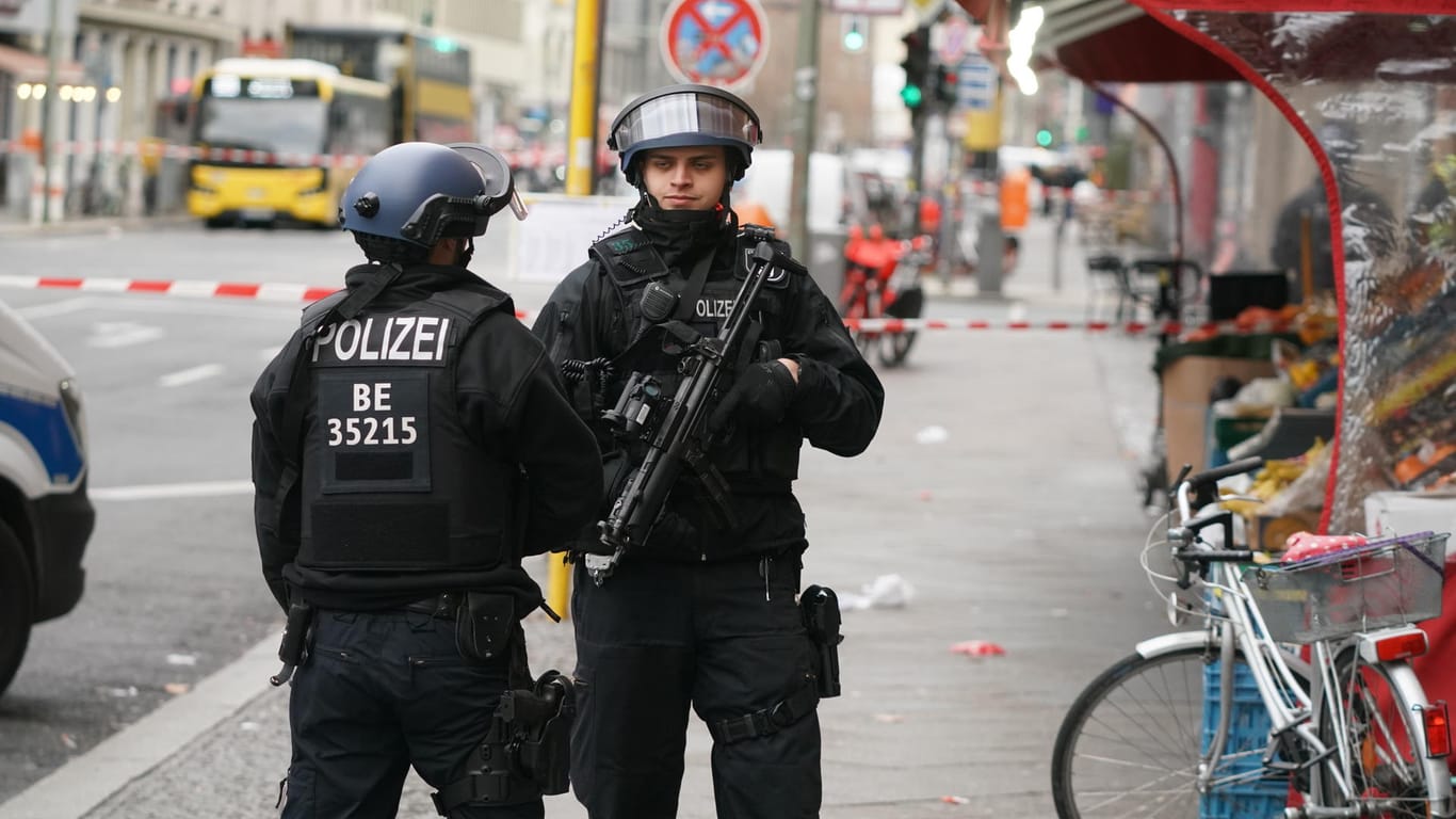 Polizisten in Schutzausrüstung sperren Straßen am Checkpoint Charlie: Zeugen berichteten, nahe des Toruistenziels seien Schüsse gefallen.