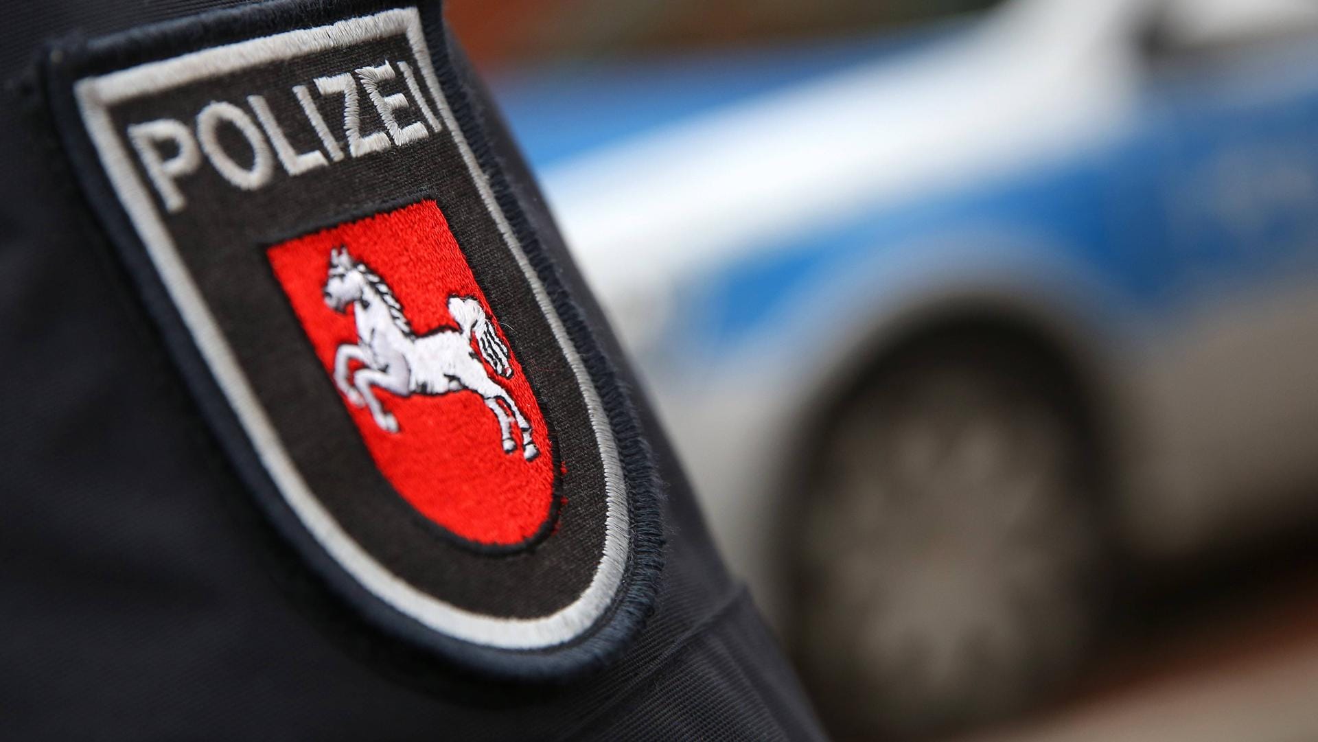 Wappen der Polizei Niedersachsen: In Wolfsburg haben sich Unbekannte an einem Golf zu schaffen gemacht und Laptops geklaut.