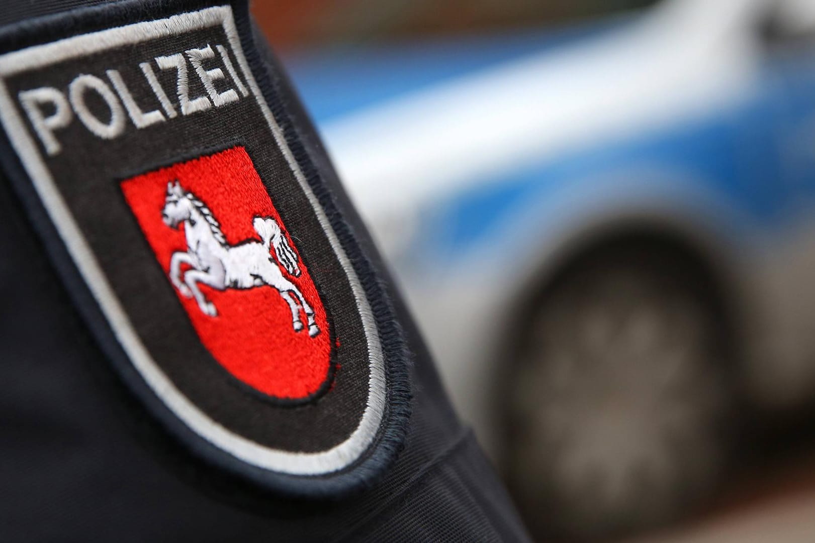 Wappen der Polizei Niedersachsen: In Wolfsburg haben sich Unbekannte an einem Golf zu schaffen gemacht und Laptops geklaut.