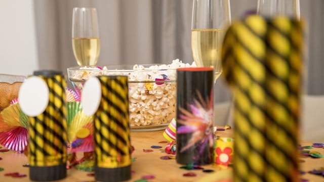 Ein Glas folgt dem nächsten: Wer auf der Silvesterparty viel Alkohol trinkt, sollte auch Neujahr noch nicht wieder Auto fahren. Ein Glas folgt dem nächsten: Wer auf der Silvesterparty viel Alkohol trinkt, sollte auch Neujahr noch nicht wieder Auto fahren.