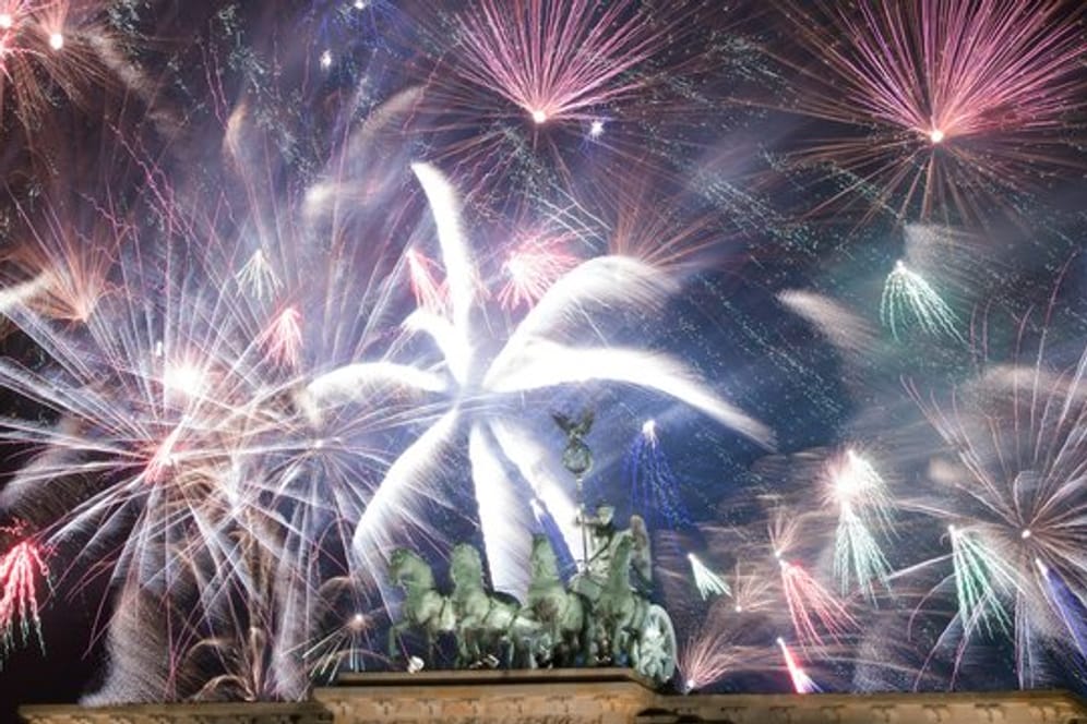 Frohes Neues! So wie das Feuerwerk gehört für viele auch ein Anruf bei Verwandten und Freunden zur Silvester-Feier.