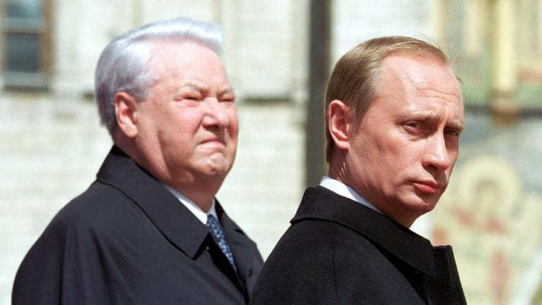 Boris Jelzin und Vladimir Putin im Jahr 2000: Der junge Politiker übernahm das Amt in wirtschaftlich schwierigen Zeiten.