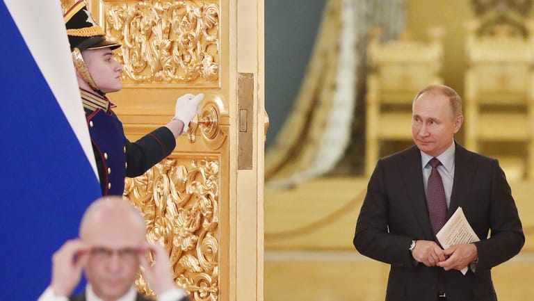 Vladimir Putin vor einer goldenen Tür im Kreml: Viele Russen haben das Gefühl von sozialer Ungerechtigkeit.