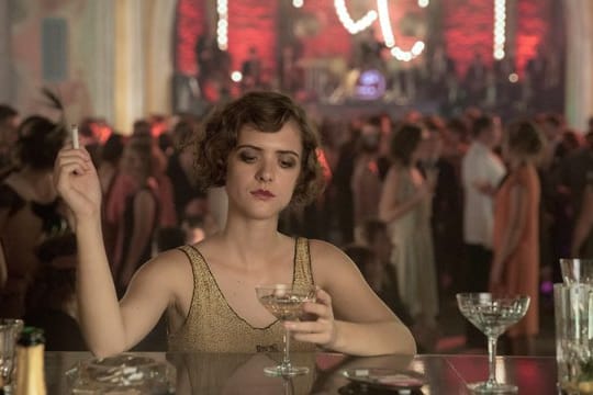 Liv Lisa Fries in einer Szene der dritten Staffel der Serie "Babylon Berlin".