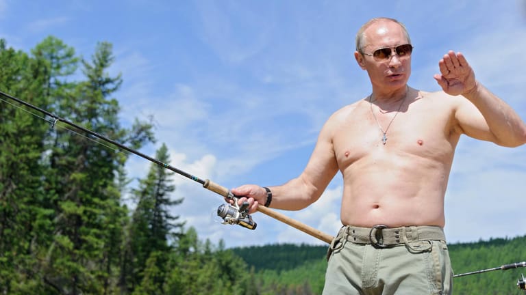 Der Russische Präsident beim Angeln: Immer wieder inszeniert sich Putin als starker Mann und kerniger Naturbursche.