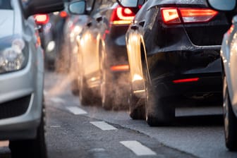 Autos stauen sich auf einer Straße: Für rund jeden vierten Kfz-Haftpflichtversicherten in Deutschland ändert sich 2020 die Einstufung in der Typklasse.