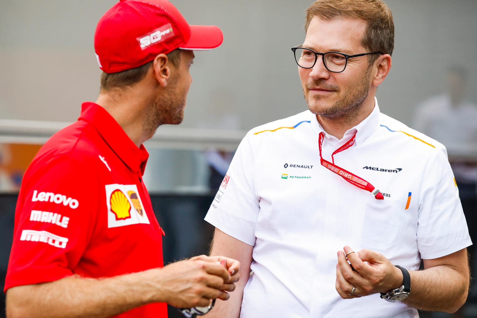 Möchte ab 2021 die großen der Formel 1 angreifen: McLaren-Teamchef Andreas Seidl (r.), hier mit Ferrari-Star Sebastian Vettel.