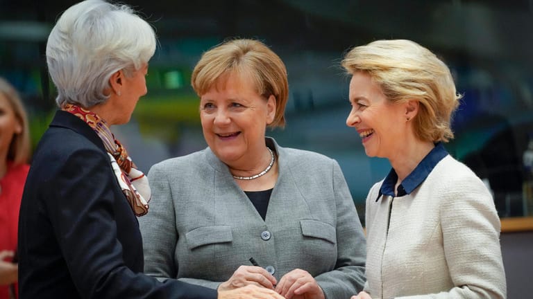 Christine Lagarde (l.), Angela Merkel (m.) und Ursula von der Leyen im Gespräch.