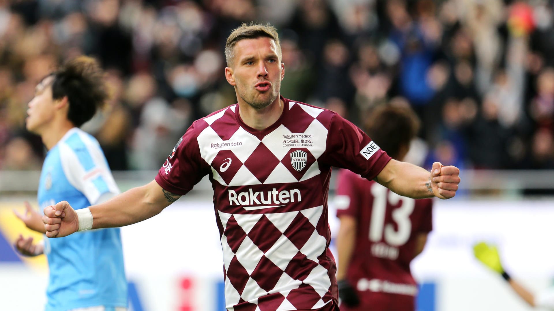 Könnte in die Fußstapfen seines Kumpels treten oder in seine polnische Heimat wechsel: Lukas Podolski. Könnte in die Fußstapfen seines Kumpels treten oder in seine polnische Heimat wechsel: Lukas Podolski.