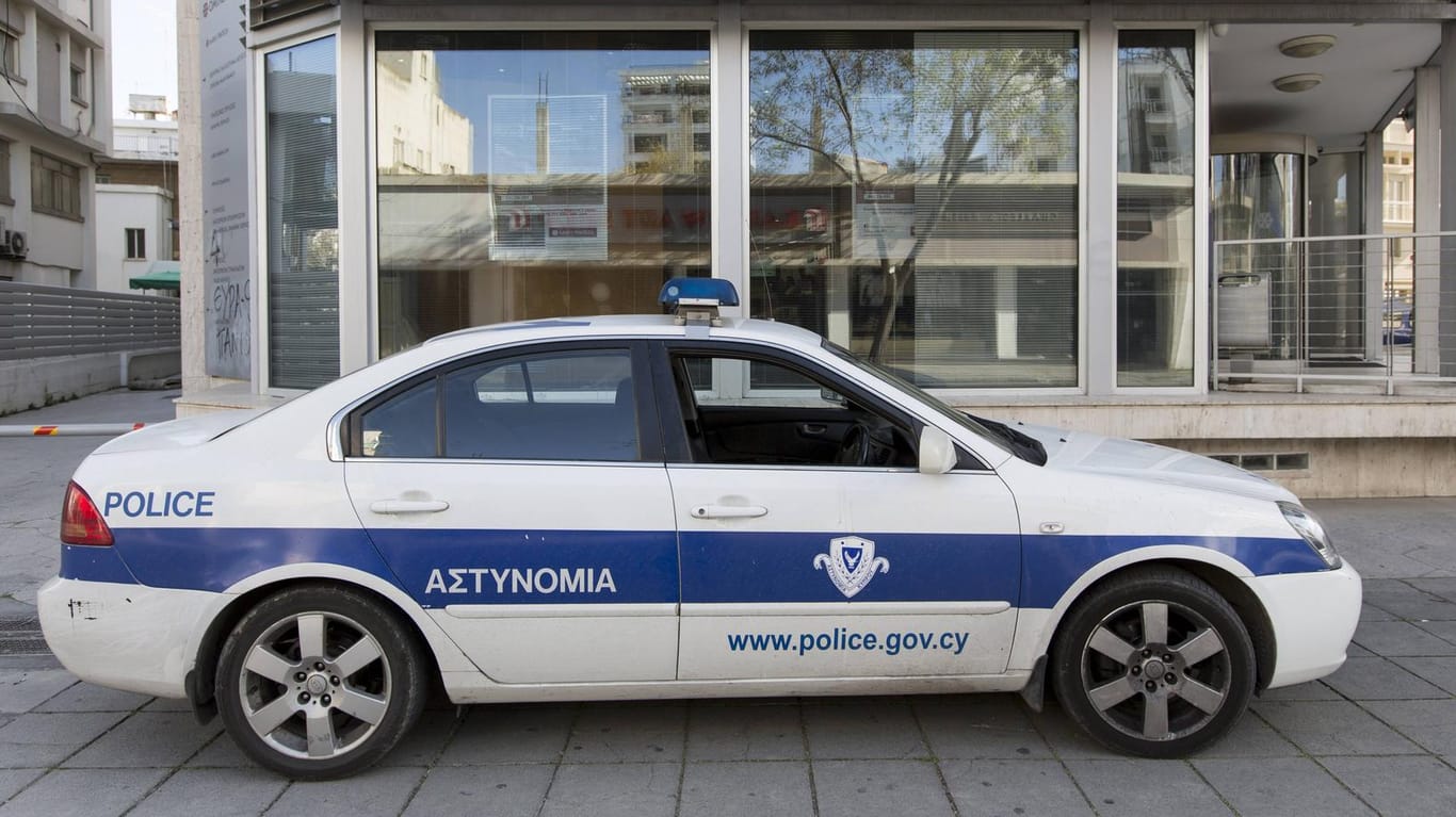 Ein Polizeiwagen in Zypern (Symbolbild): Die Polizei hat zwei Verdächtige im Fall der gestohlenen Urne auf Zypern festgenommen.