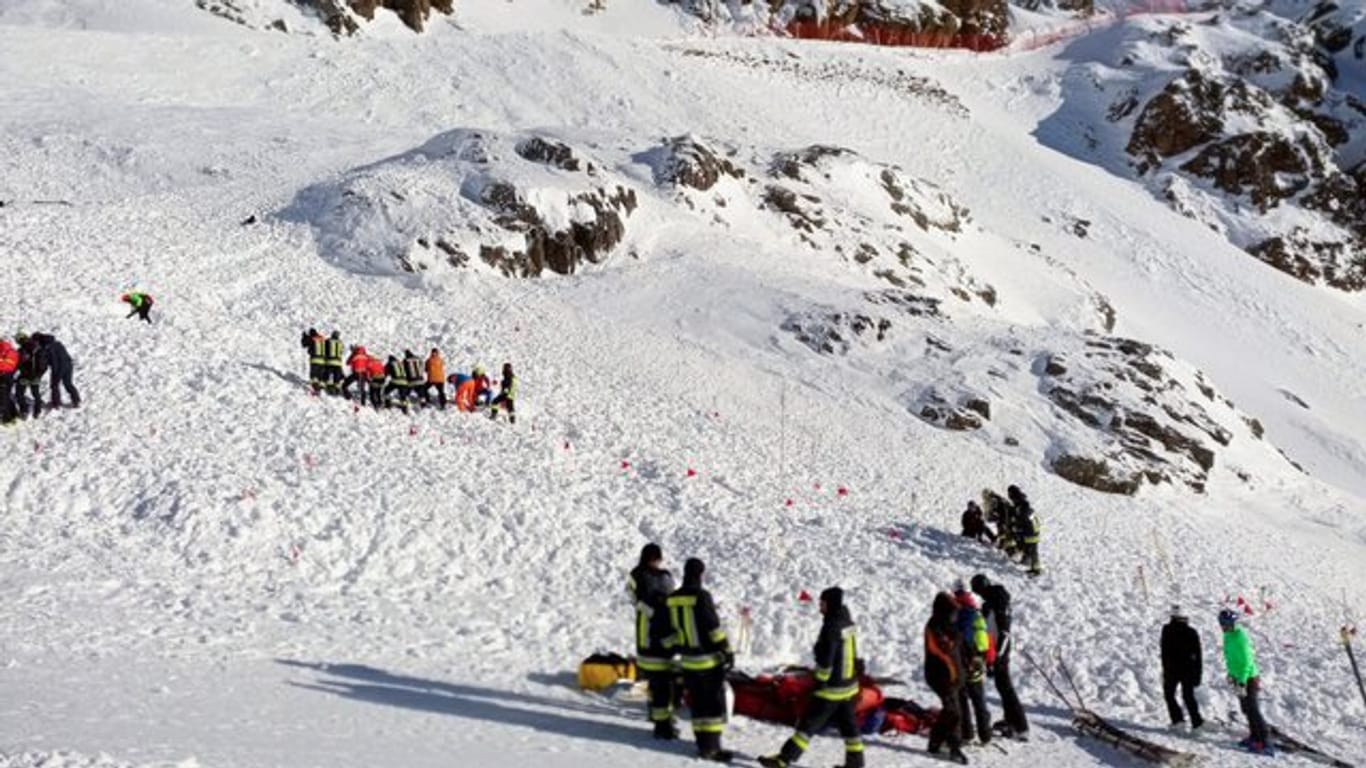 Rettungskräfte bei einer Suchaktion nach der Lawine im Skigebiet im Südtiroler Schnalstal.