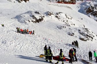 Rettungskräfte bei einer Suchaktion nach der Lawine im Skigebiet im Südtiroler Schnalstal.