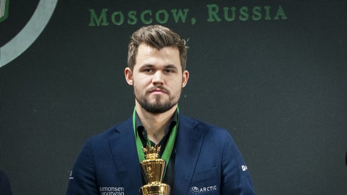 Magnus Carlsen hat seinen WM-Titel im Blitzschach verteidigt.
