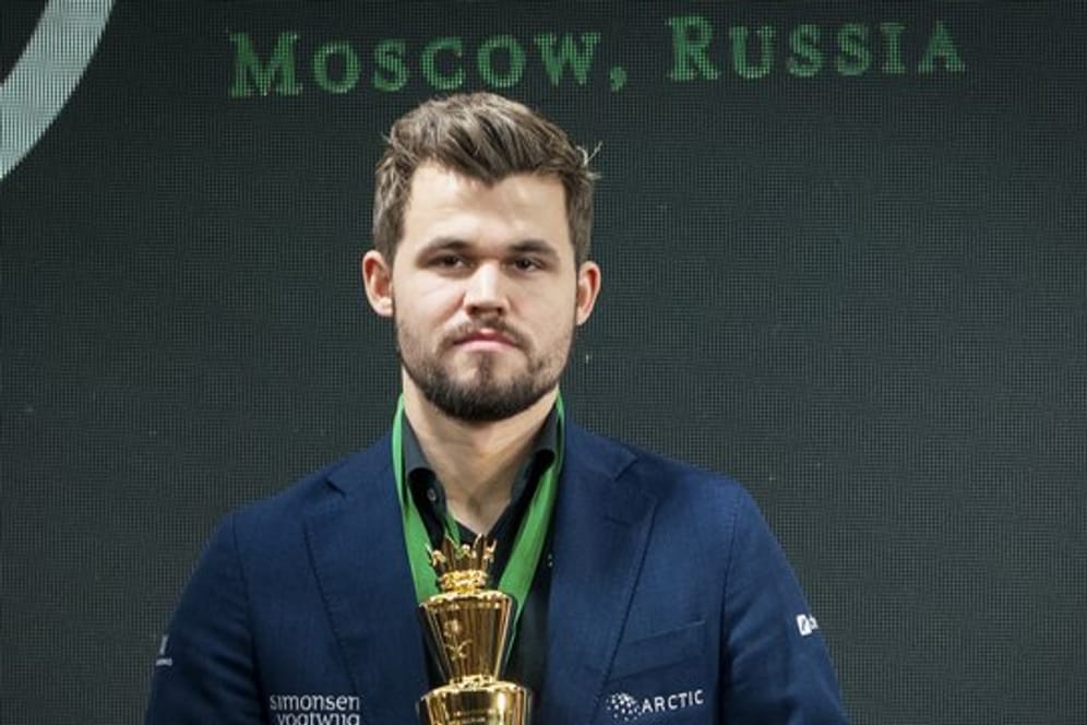 Magnus Carlsen hat seinen WM-Titel im Blitzschach verteidigt.