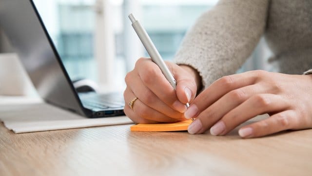 Passwörter auf einen Zettel notieren ist keine sonderlich gute Idee. Passwörter auf einen Zettel notieren ist keine sonderlich gute Idee.