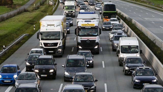 Das Ausweichen auf den Standstreifen während eines Staus, um die nächste Autobahnabfahrt schnell zu erreichen ist verboten. Das Ausweichen auf den Standstreifen während eines Staus, um die nächste Autobahnabfahrt schnell zu erreichen ist verboten.