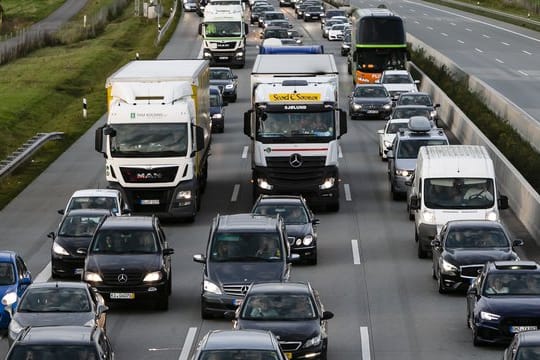 Das Ausweichen auf den Standstreifen während eines Staus, um die nächste Autobahnabfahrt schnell zu erreichen ist verboten.