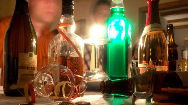 Wer zu tief ins Glas schaut, wacht am nächsten Morgen meist mit einem dicken Schädel auf und fühlt sich krank. Wer zu tief ins Glas schaut, wacht am nächsten Morgen meist mit einem dicken Schädel auf und fühlt sich krank.