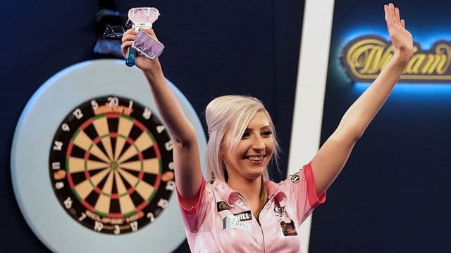 Dartsspielerin Fallon Sherrock wird auf Welttournee gehen.