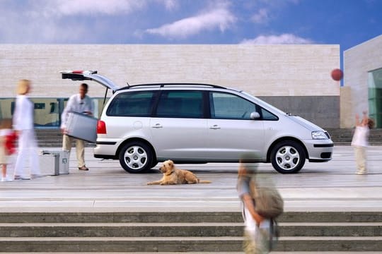 Einladender Familienwagen: Der Alhambra von Seat schluckt Kind, Kegel und den Familienhund.