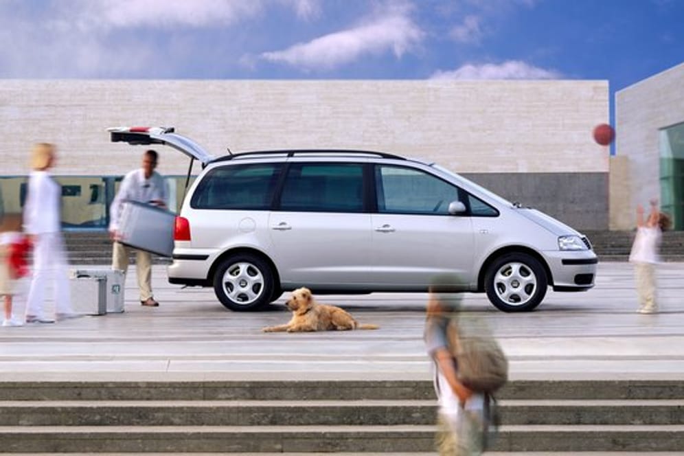 Einladender Familienwagen: Der Alhambra von Seat schluckt Kind, Kegel und den Familienhund.