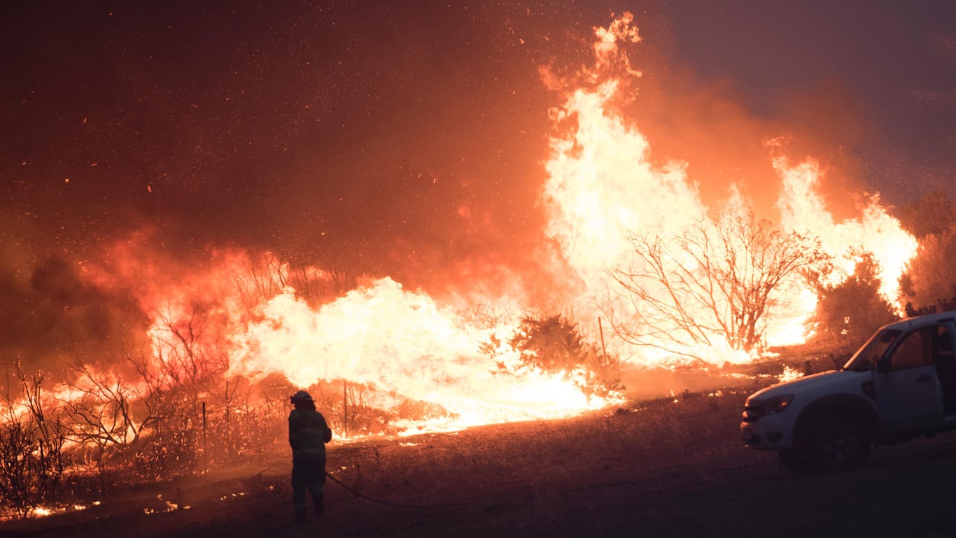 Ein Feuerwehrmann bei Löscharbeiten in Tasmanien. Immer neue Buschbrände lassen die Feuerwehr in Australien nicht zur Ruhe kommen.