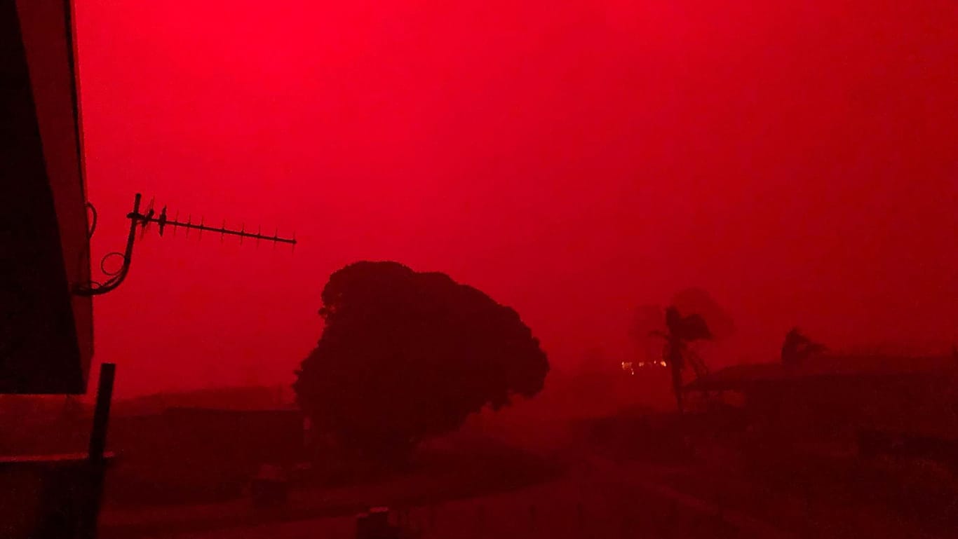 Der Himmel färbt rot während der Buschfeuer: In der rund 500 Kilometer östlich von Melbourne gelegenen Küstenstadt Mallacoota wurden rund 4.000 Urlauber von den Behörden angewiesen, am Strand Schutz vor dem Flammenmeer zu suchen.