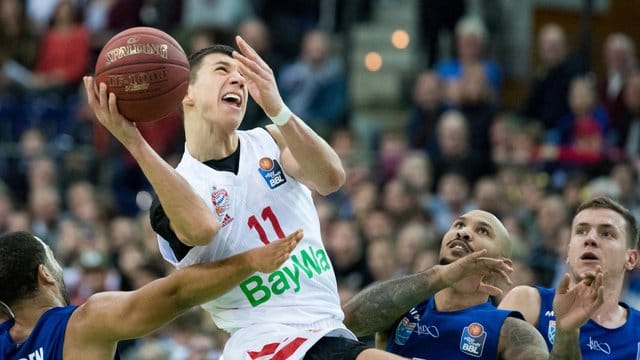 Die Zuschauer konnten hören, was Bayern-Profi Vladimir Lucic sagte. Die Zuschauer konnten hören, was Bayern-Profi Vladimir Lucic sagte.