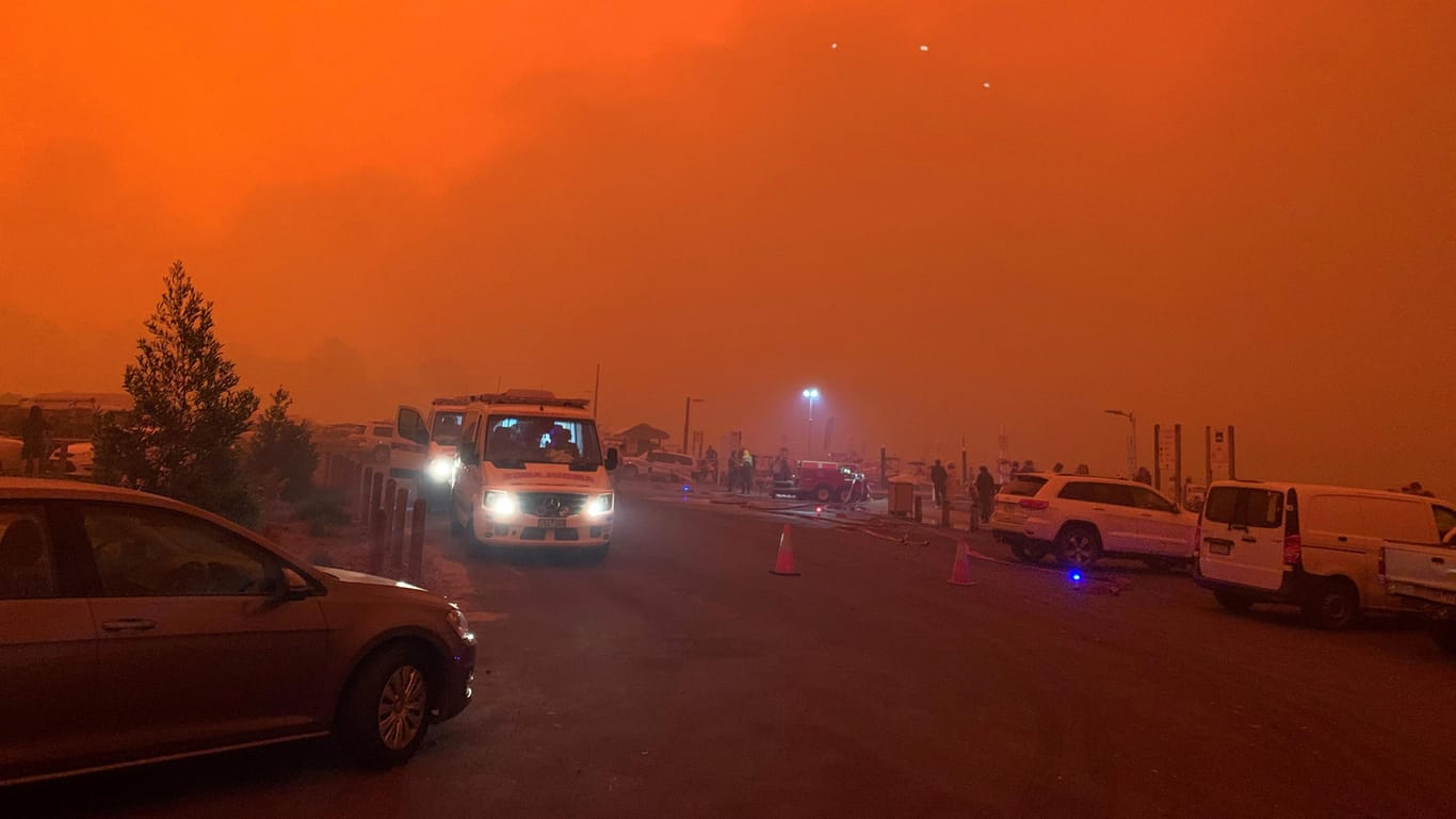 Mllacoota in Australien: Die Buschfeuer färben den Himmel rot. 4.000 Touristen flohen vor den Flammen an den Strand.