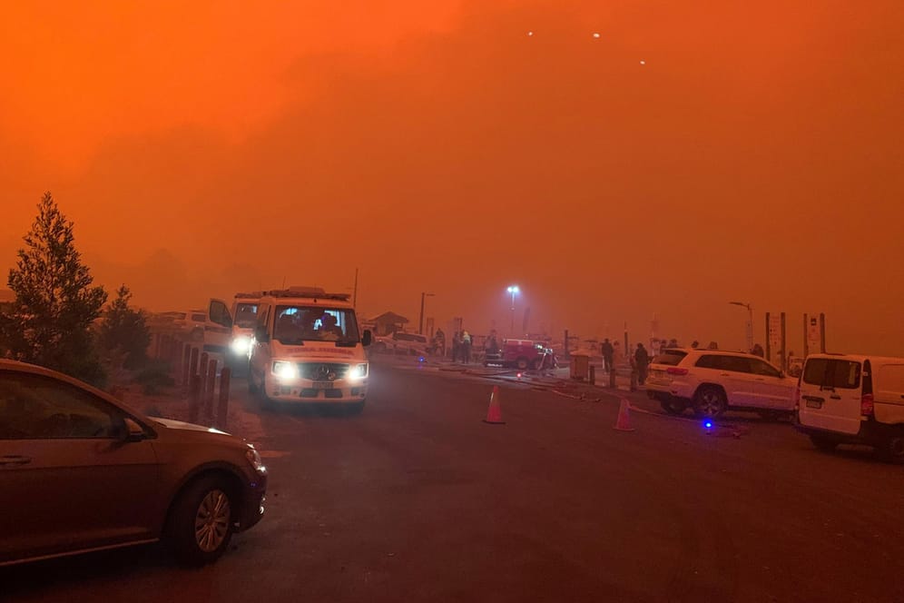 Mllacoota in Australien: Die Buschfeuer färben den Himmel rot. 4.000 Touristen flohen vor den Flammen an den Strand.