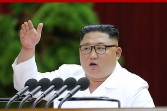 Nordkoreas Machthaber Kim Jong Un gestikuliert bei einem Treffen führender Funktionäre der regierenden Arbeiterpartei.
