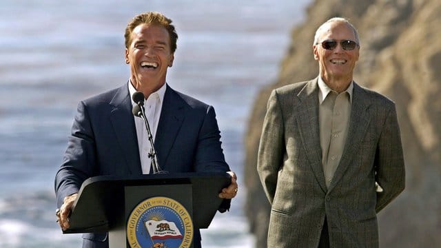 Arnold Schwarzenegger und Clint Eastwood haben auch Spaß auf Skiern.