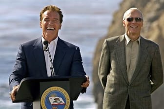 Arnold Schwarzenegger und Clint Eastwood haben auch Spaß auf Skiern.