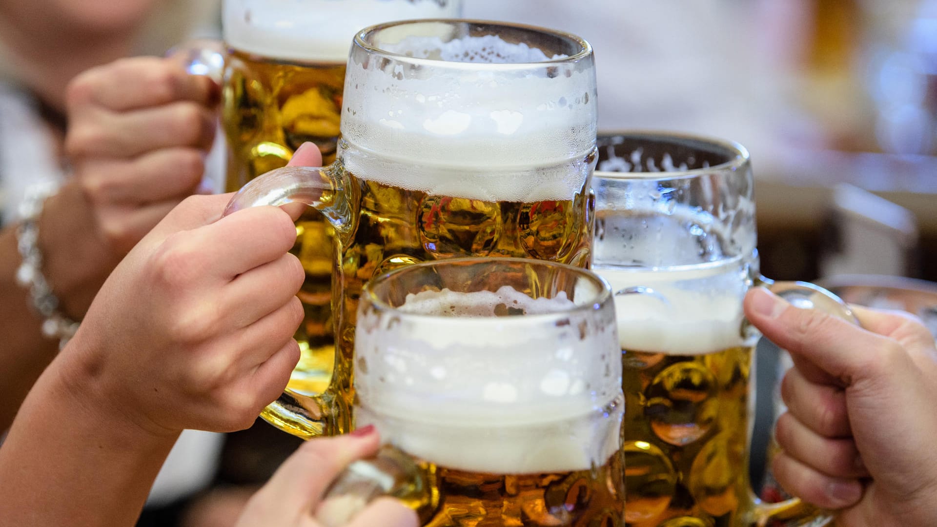 Mehrere Maß Bier: Im Jahresverlauf 2019 musste die Bierbranche in mehreren Monaten kräftige Rückgänge gegenüber dem gleichen Vorjahreszeitraum verkraften.