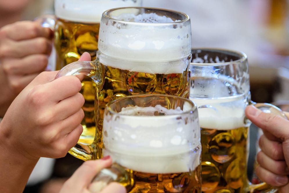 Mehrere Maß Bier: Im Jahresverlauf 2019 musste die Bierbranche in mehreren Monaten kräftige Rückgänge gegenüber dem gleichen Vorjahreszeitraum verkraften.