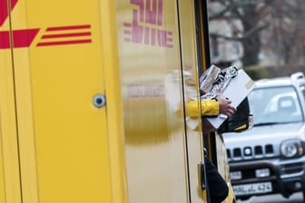 Ein DHL-Paketzusteller bei der Arbeit: Immer mehr Bürger beschweren sich über die Deutsche Post (Symbolbild).