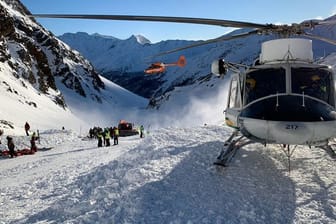 Ein Helikopter ist während einer Suchaktion von Rettungskräften nach einer Lawine auf einer Skipiste gelandet.