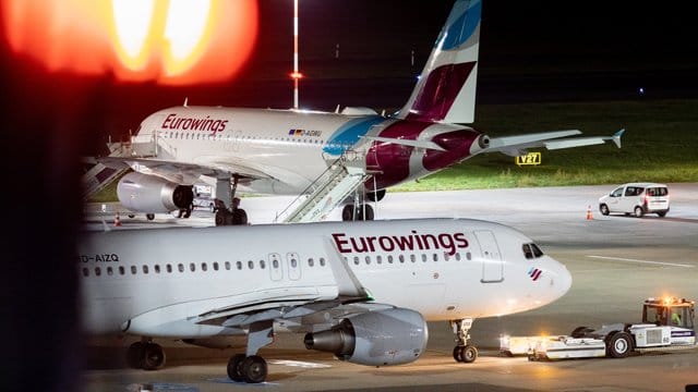 Eurowings-Maschinen stehen auf dem Vorfeld: Germanwings ist mit rund 30 Flugzeugen und etwa 1.400 Mitarbeitern für Eurowings unterwegs.