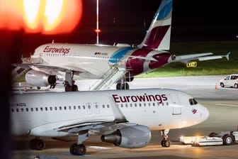 Eurowings-Maschinen stehen auf dem Vorfeld: Germanwings ist mit rund 30 Flugzeugen und etwa 1.400 Mitarbeitern für Eurowings unterwegs.
