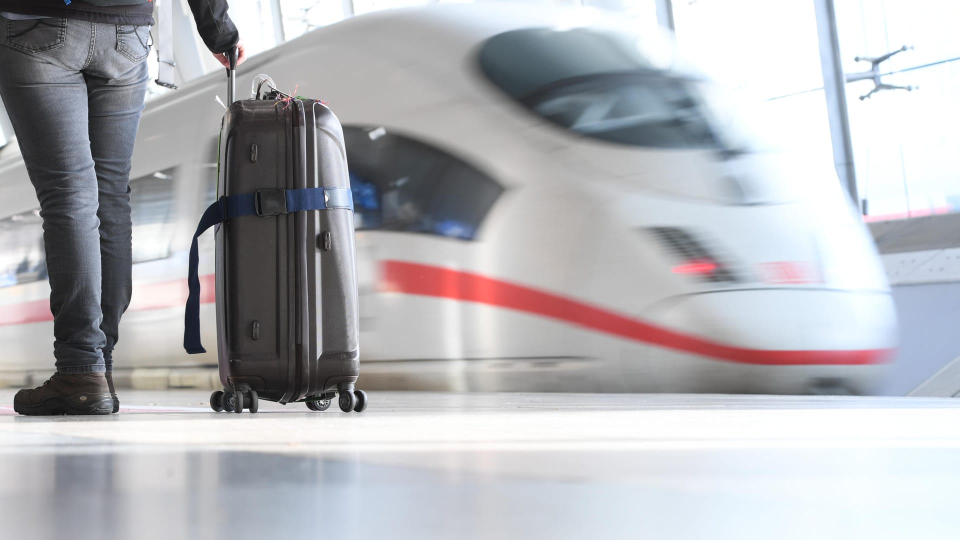 Ein ICE der Deutschen Bahn verlässt einen Bahnhof: Ab Januar gilt für Fahrkarten im Fernverkehr eine niedrigere Mehrwertsteuer.