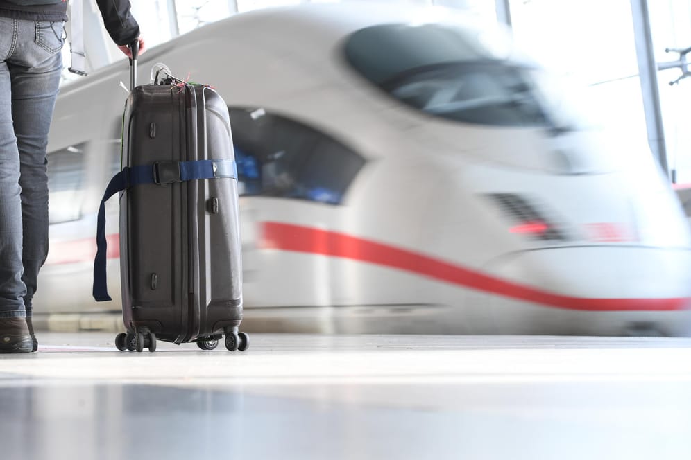 Ein ICE der Deutschen Bahn verlässt einen Bahnhof: Ab Januar gilt für Fahrkarten im Fernverkehr eine niedrigere Mehrwertsteuer.