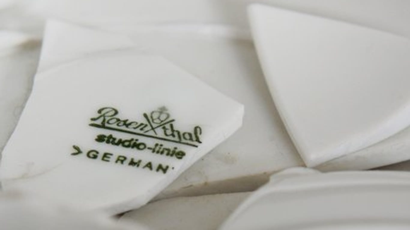Rosenthal Logo auf Porzellan-Scherbe