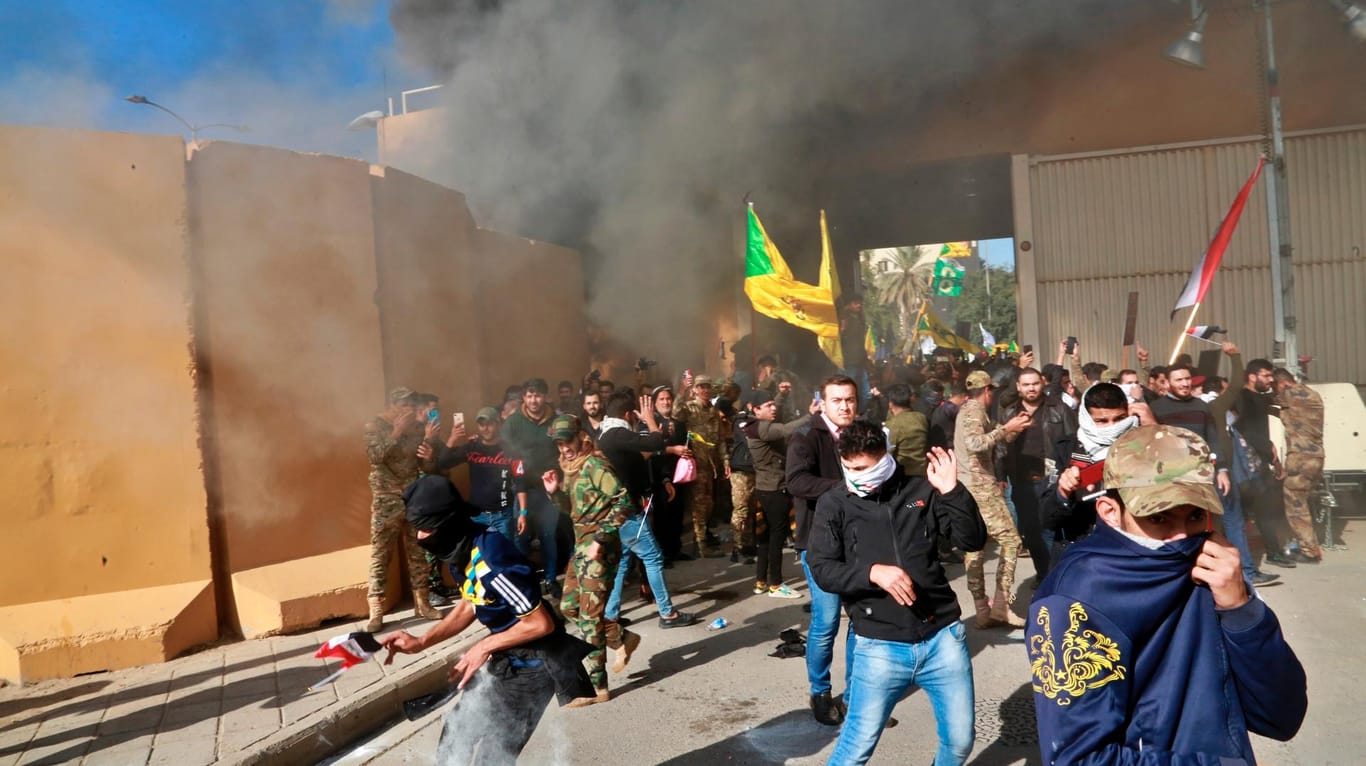 Demonstranten vor Rauchsäule an der US-Botschaft in Bagdad: Sie versuchten in den gesicherten Bereich vorzudringen. (Archivbild)